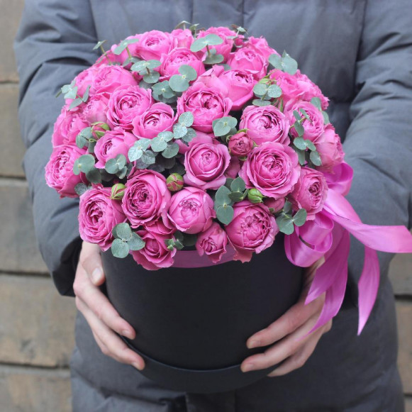 Стильная коробка 19 пионовидных роз с эвкалиптом